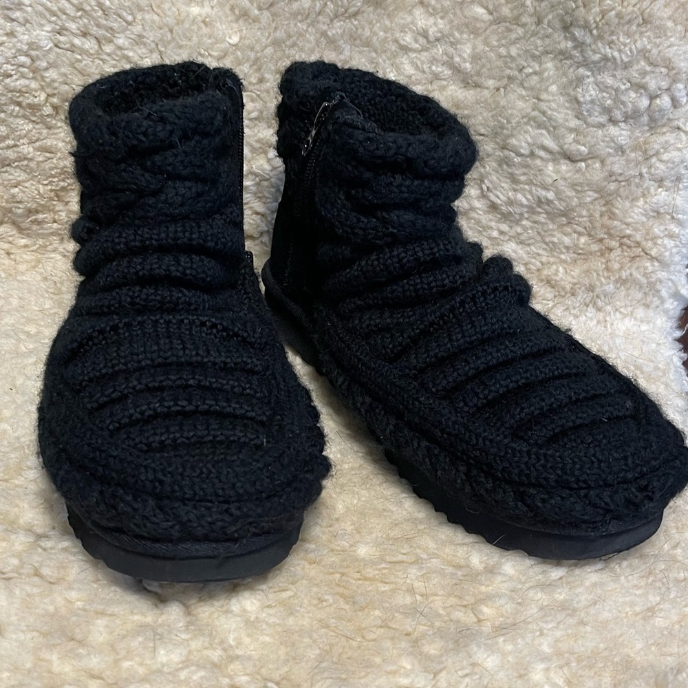 Cozy Ugg Black Sweater Shoes.  Women’s size 8.Inside zipper. Furry inside.